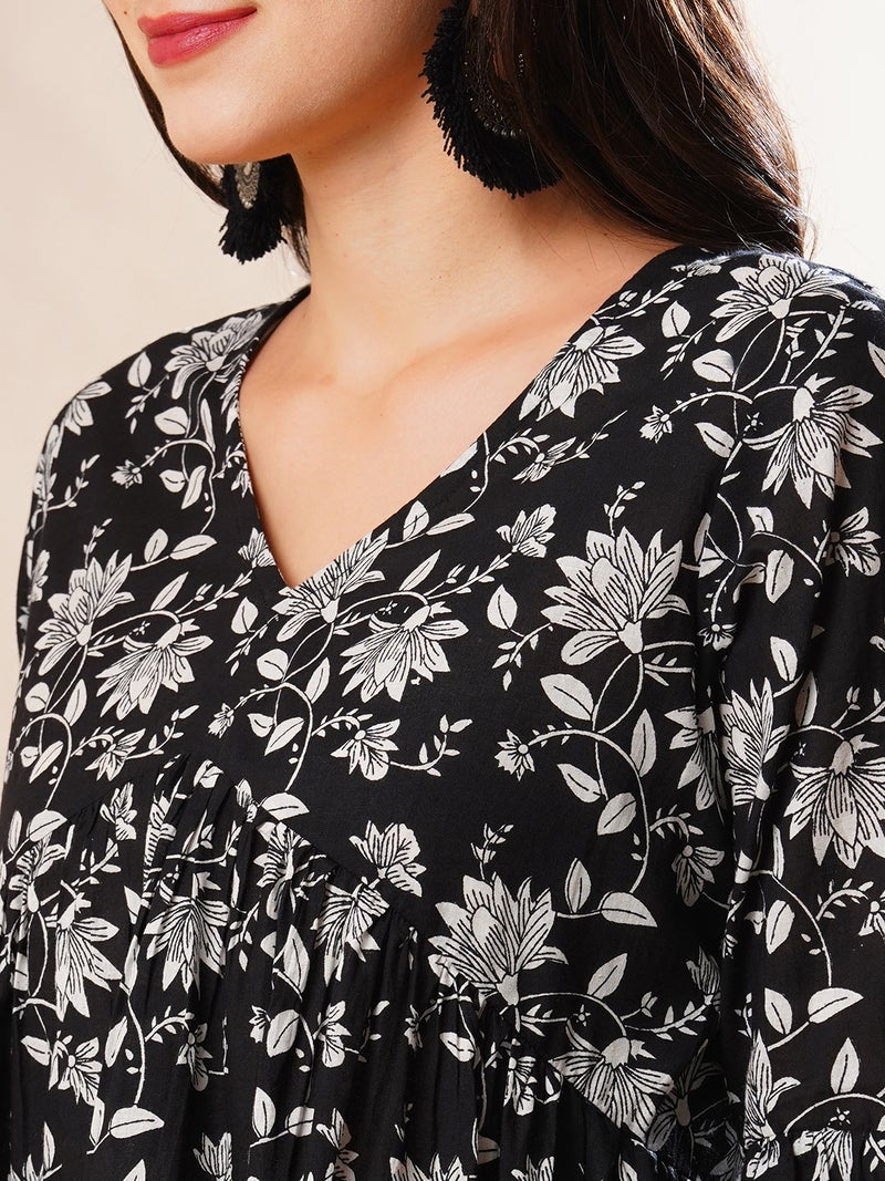 جلو باص تونيك نسائي بقصة عليا مزين بالزهور بلون عنابي وأكمام الجرس ورقبة على شكل حرف - Image 5